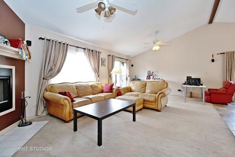 1415 Comanche Dr, Bolingbrook, IL 60490 photo 2