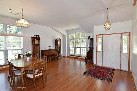 101 Cold Spring Ct, Aurora, IL 60506 photo 2
