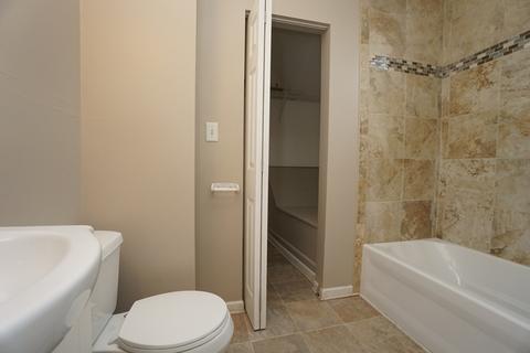 470 Ryerson Ave, Elgin, IL 60123 photo 17