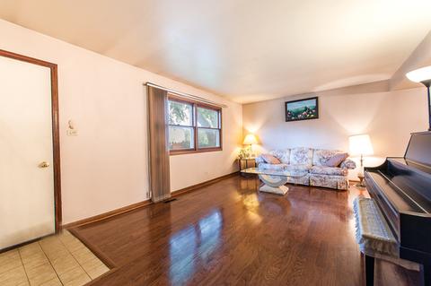 1385 Westbury Dr, Hoffman Estates, IL 60192 photo 2
