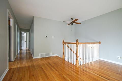 780 Evergreen Ln, Hoffman Estates, IL 60169 photo 2