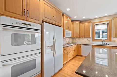1050 Mackenzie Pl, Wheaton, IL 60187 photo 12