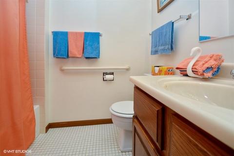 208 Brookside Ln #C, Willowbrook, IL 60527 photo 10