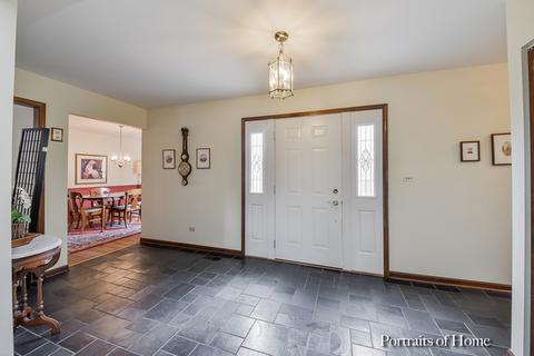 1215 Creekside Dr, Wheaton, IL 60189 photo 2