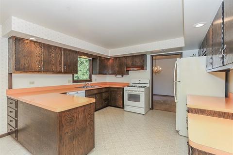 1056 Chippewa Dr, Elgin, IL 60120 photo 9