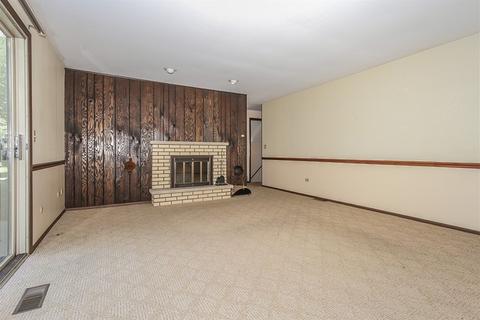 1056 Chippewa Dr, Elgin, IL 60120 photo 13