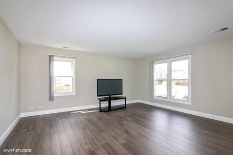 744 Berwick Pl, Roselle, IL 60172 photo 2