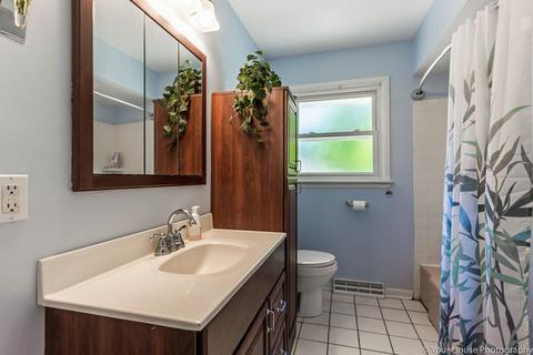 239 Bell Dr, Cary, IL 60013 photo 4