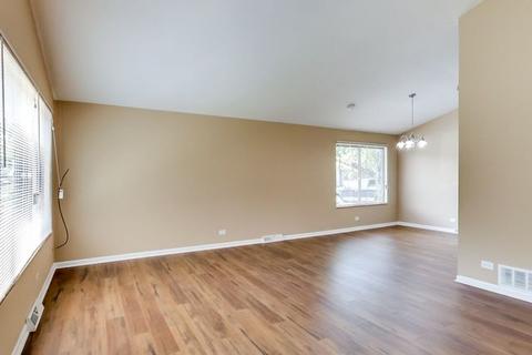 740 Circle Dr, Roselle, IL 60172 photo 4