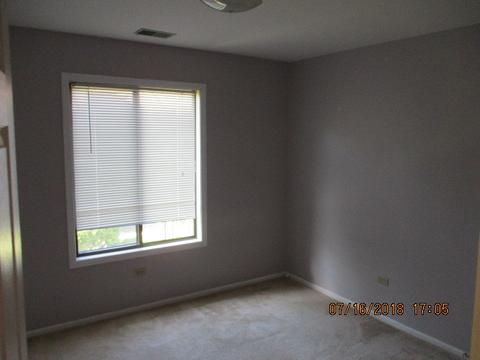 2 Creekside Cir #D, Elgin, IL 60123 photo 11