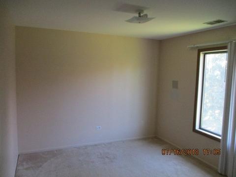 2 Creekside Cir #D, Elgin, IL 60123 photo 12
