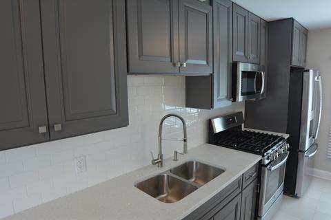 1834 Grantham Pl, Hoffman Estates, IL 60169 photo 4