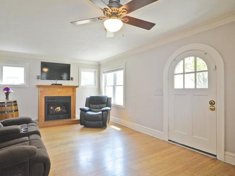 858 E Prairie Ave, Des Plaines, IL 60016 photo 2
