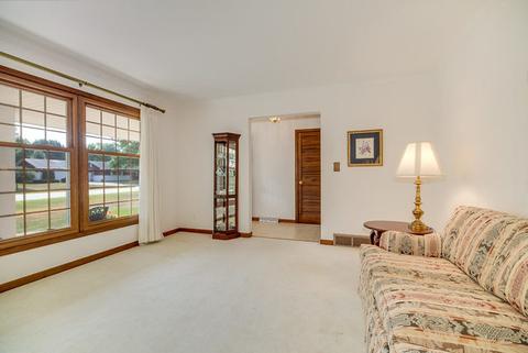 525 Meyer Ct, Aurora, IL 60506 photo 4