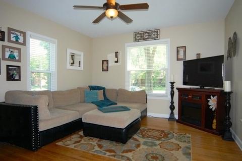 914 Bellevue Ave, Elgin, IL 60120 photo 2