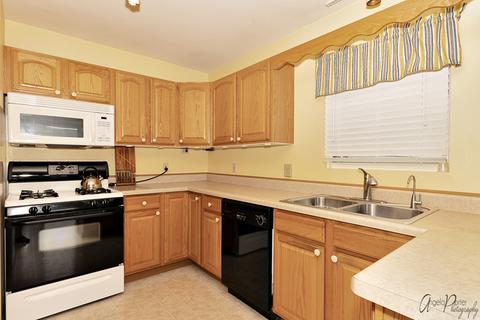 618 Wimbleton Trl, Mchenry, IL 60050 photo 2