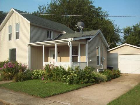 205 N Main St, Walnut, IL 61376 photo 2
