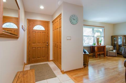 556 Alida Dr, Cary, IL 60013 photo 2