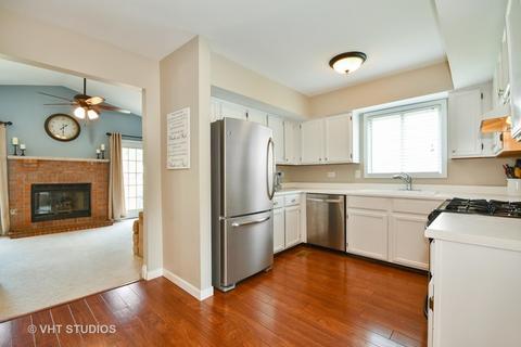 2946 Diane Dr, Aurora, IL 60504 photo 4