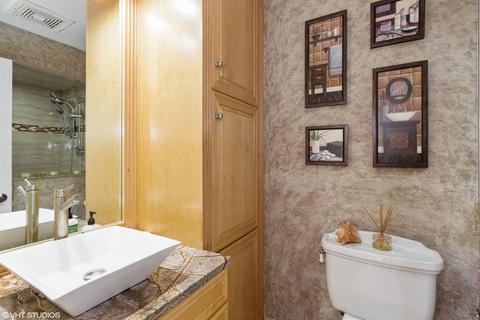 1070 Prospect Ln, Des Plaines, IL 60018 photo 8