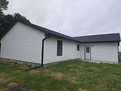 Exterior - 1005 Augusta Rd, Carthage, IL 62321 photo 2 of 4