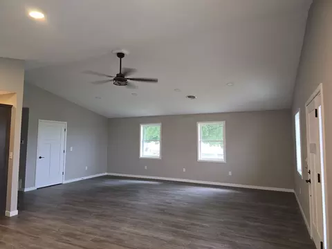Living - 1005 Augusta Rd, Carthage, IL 62321 photo 2 of 4