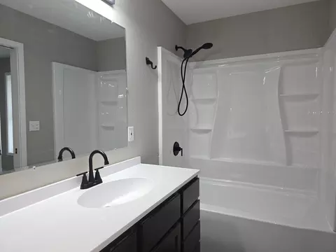 Bath - 1005 Augusta Rd, Carthage, IL 62321 photo 4 of 4