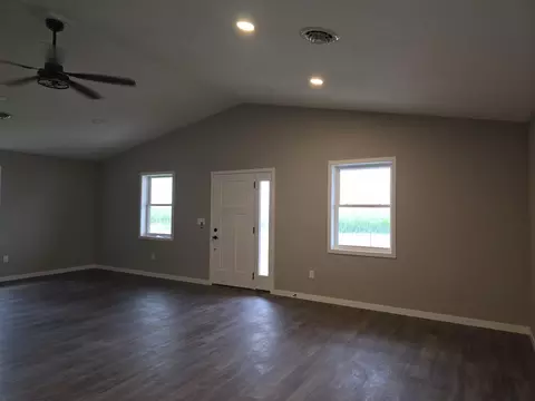 Living - 1005 Augusta Rd, Carthage, IL 62321 photo 3 of 4