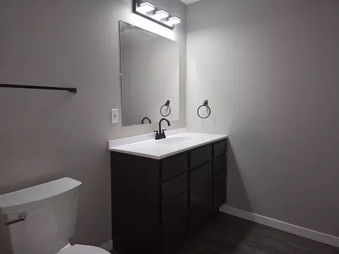Bath - 1005 Augusta Rd, Carthage, IL 62321 photo 2 of 4
