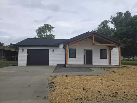 1005 Augusta Rd, Carthage, IL 62321