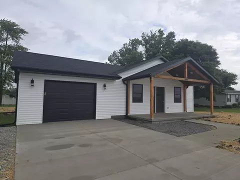 Exterior - 1005 Augusta Rd, Carthage, IL 62321 photo 3 of 4