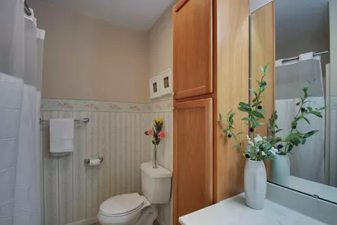 Bath - 3930 Pine Tree Rd, Quincy, IL 62301 photo 2 of 4