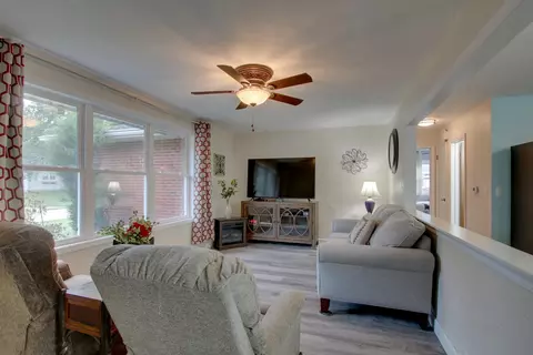 Living - 3930 Pine Tree Rd, Quincy, IL 62301 photo 1 of 2