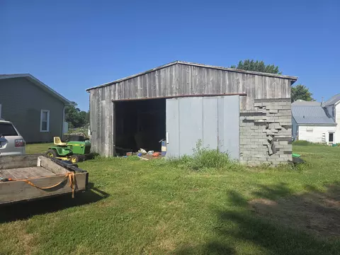 Exterior - 105 S Cedar St S, Bowen, IL 62316 photo 8 of 9