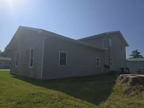 Exterior - 105 S Cedar St S, Bowen, IL 62316 photo 6 of 9