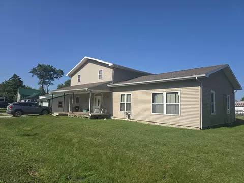 Exterior - 105 S Cedar St S, Bowen, IL 62316 photo 4 of 9
