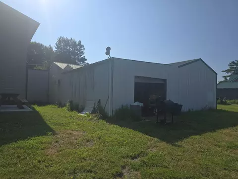 Exterior - 105 S Cedar St S, Bowen, IL 62316 photo 7 of 9