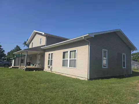 Exterior - 105 S Cedar St S, Bowen, IL 62316 photo 3 of 9