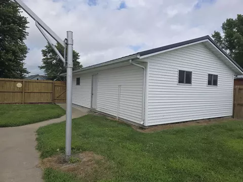 Exterior - 57 W Main St, Carthage, IL 62321 photo 6 of 8