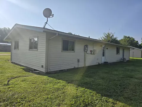 Exterior - 319 Rogers Rd, Carthage, IL 62321 photo 4 of 5
