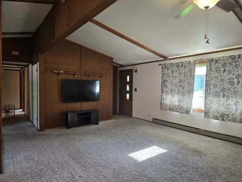 Living - 319 Rogers Rd, Carthage, IL 62321 photo 2 of 3