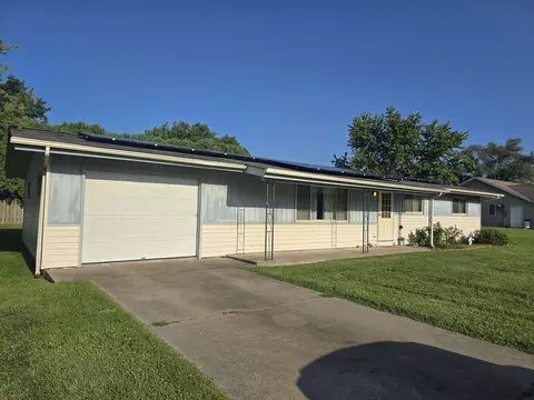 Exterior - 319 Rogers Rd, Carthage, IL 62321 photo 2 of 5