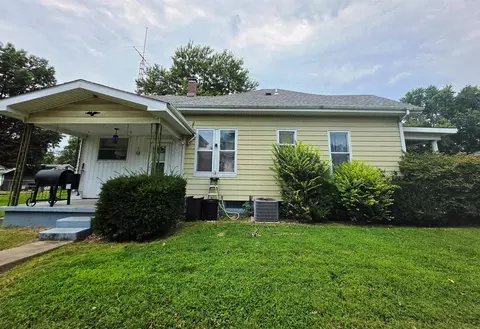 Exterior - 227 E Bennett St, Salem, IL 62881 photo 2 of 4