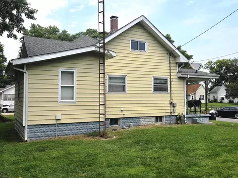 Exterior - 227 E Bennett St, Salem, IL 62881 photo 1 of 4