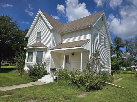 Exterior - 237 W Locust St, Carthage, IL 62321 photo 3 of 7