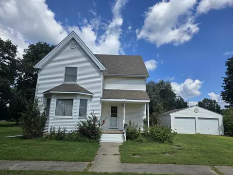 Exterior - 237 W Locust St, Carthage, IL 62321 photo 2 of 7