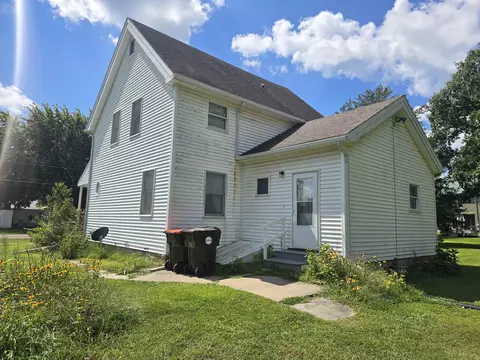 Exterior - 237 W Locust St, Carthage, IL 62321 photo 5 of 7
