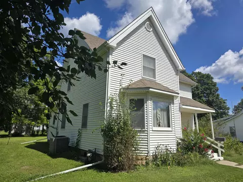 Exterior - 237 W Locust St, Carthage, IL 62321 photo 4 of 7