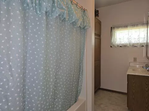 Bath - 237 W Locust St, Carthage, IL 62321 photo 2 of 3