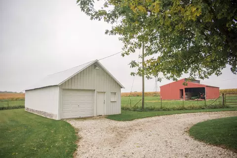 Exterior - 2393 E 1400th St, Mendon, IL 62351 photo 2 of 3